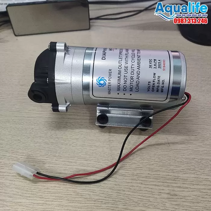 Máy bơm RO giúp máy lọc nước có thể hút nước đảm bảo công suất của hệ thống