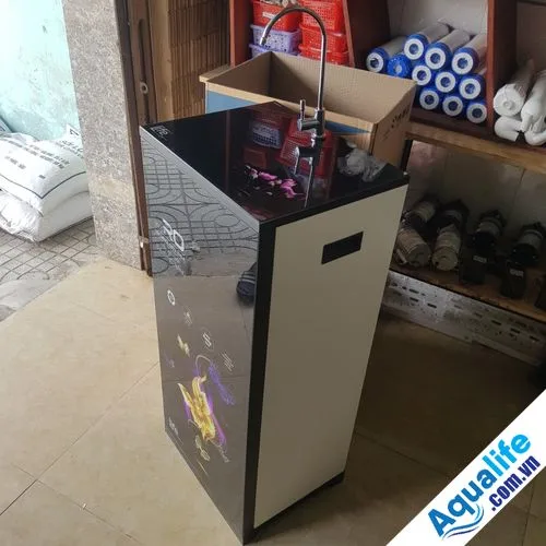 Máy lọc nước RO 9 lõi kèm đèn UV diệt khuẩn Aquafit