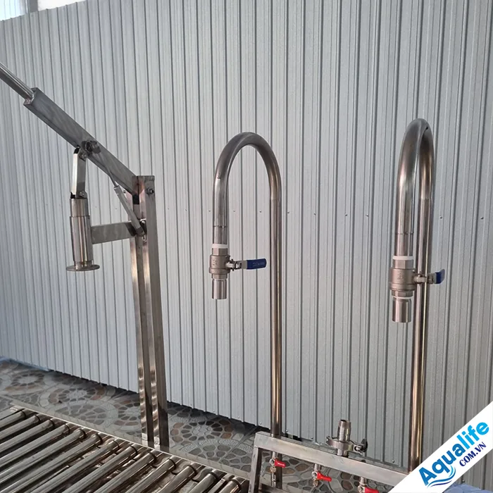 Vòi lấy nước RO và dụng cụ đóng nắp bình