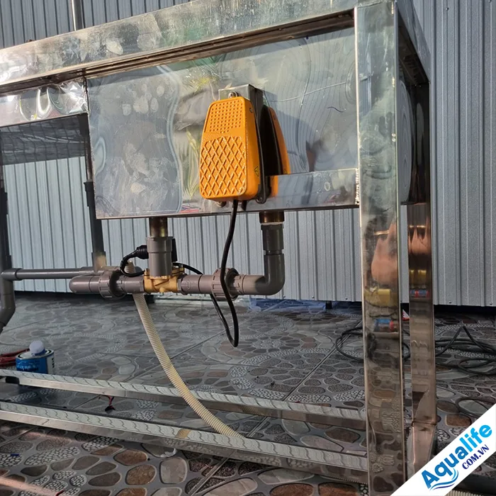 Công tắt bàn đạp vận hành thiết bị rửa bình