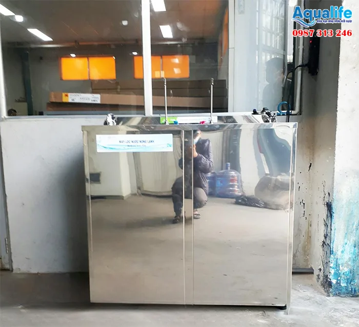 Tại sao nên sử dụng máy lọc nước nóng lạnh cho nhà xưởng? 3 tai sao nen su dung may loc nuoc nong lanh cho nha xuong 1