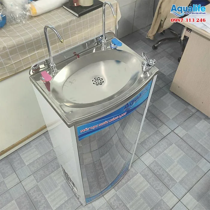 Hai vòi nước nóng và lạnh tiện dụng