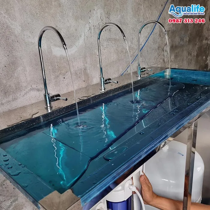 Máy lọc nước uống 3 vòi tủ inox thiết kế máng thu nước tràn