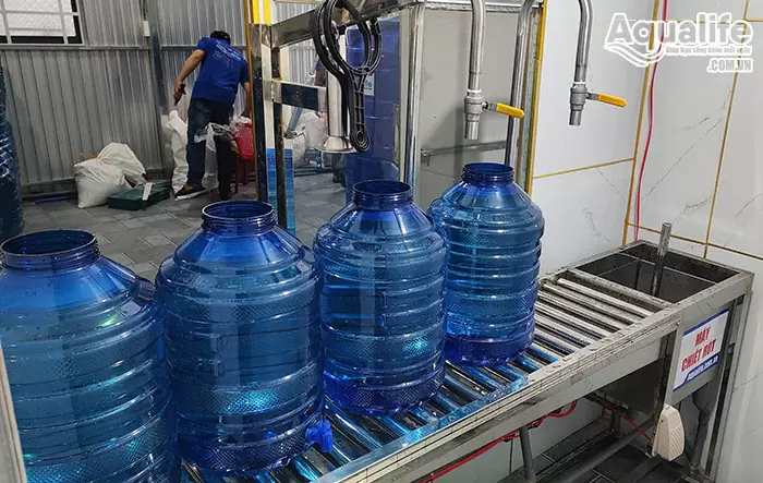 Bình nhựa pet 20 lít cho dây chuyền sản xuất nước đóng bình 2 Bình PET 20L phù hợp cho dây chuyền lọc và chiết rót nước uống