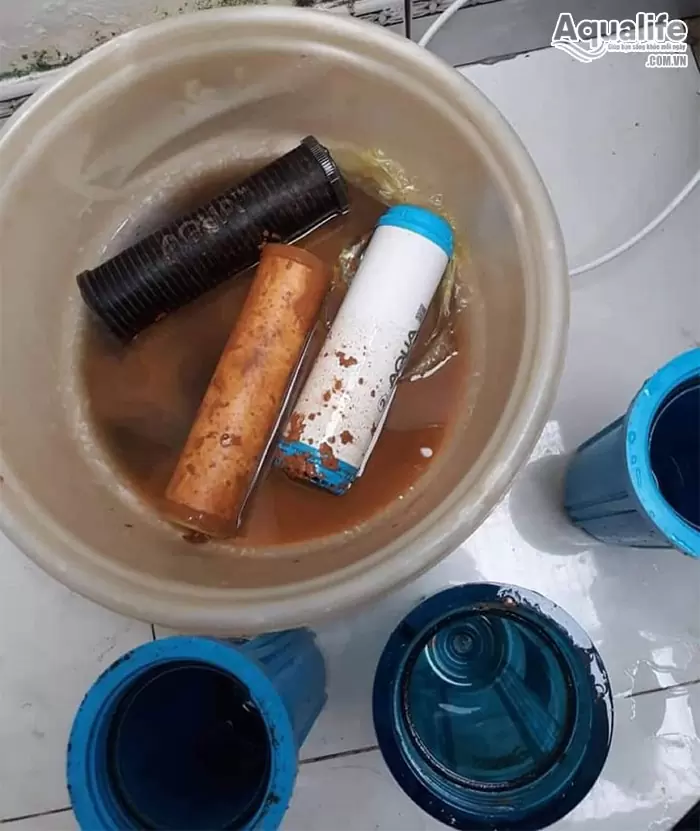 Lõi lọc nước quá hạn khiến nước vẫn còn cặn bẩn