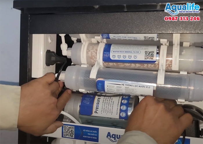Cắm điện cho máy lọc nước RO hoạt động