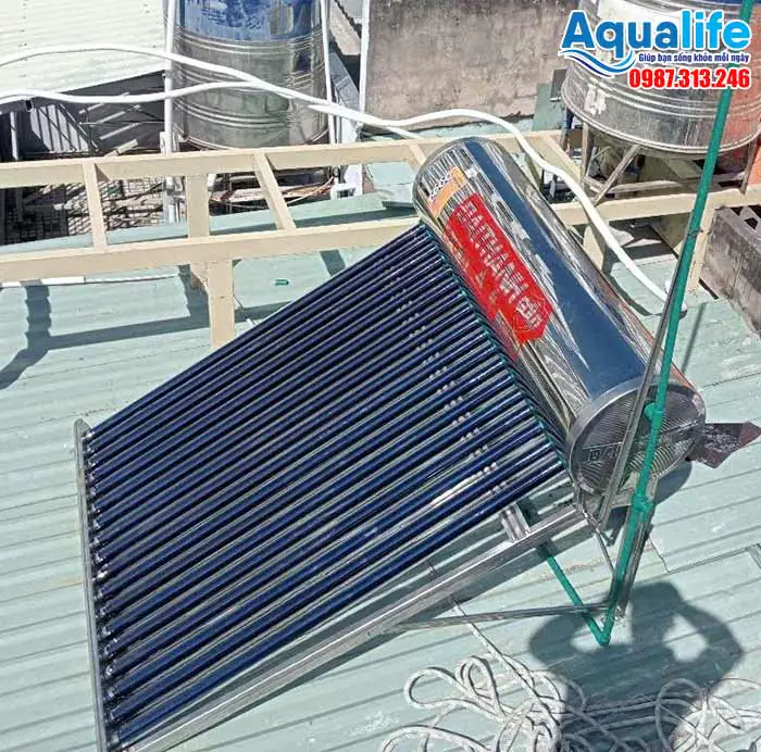 Lắp đặt thực tế máy năng lượng mặt trời Đại Thành Gold 250 lít trên mái tôn