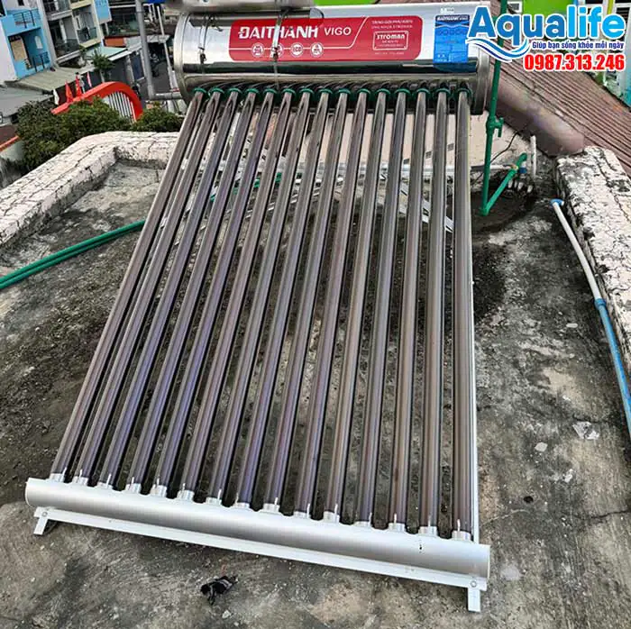Cận cảnh 15 ống thủy tinh chân không Ø58 của hệ nước nóng NLMT Đại Thành VIGO 160L