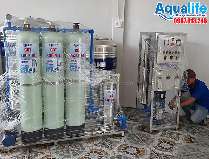 Hệ thống cột lọc làm mềm cho hệ thống RO đóng bình hoạt động thực tế