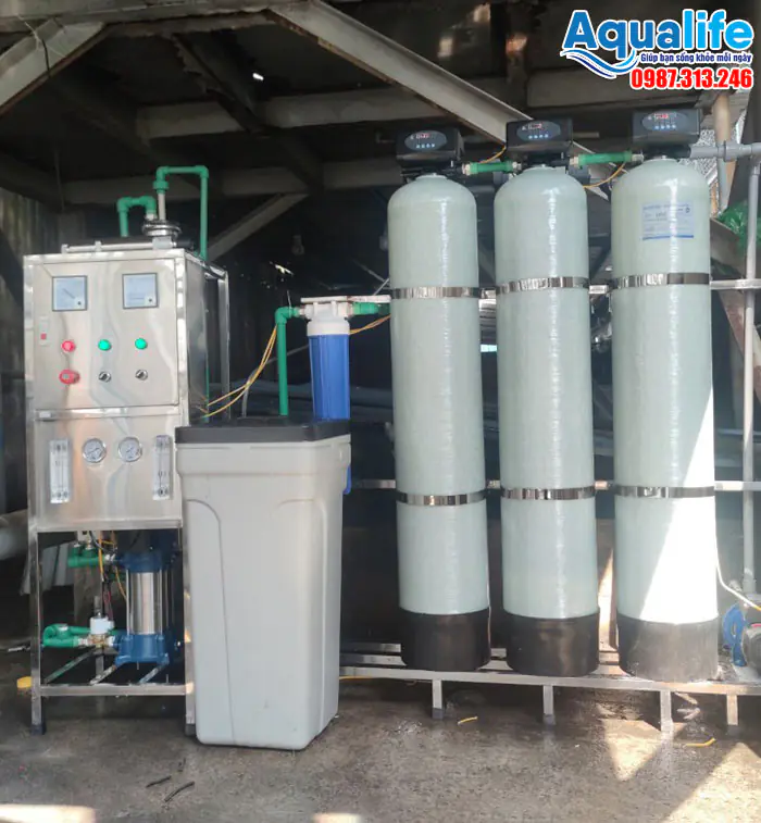 Cột làm mềm nước thường theo kèm thùng muối tái sinh hạt nhựa