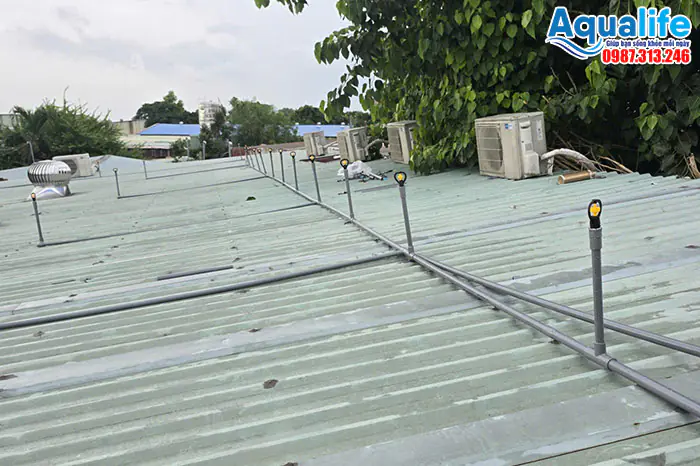 Hệ thống phun nước mái tôn giúp làm mát mái nhà tiết kiệm nước