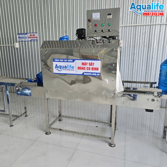 Máy sấy màng co nhiệt bình 20L tự động tại xưởng sản xuất nước