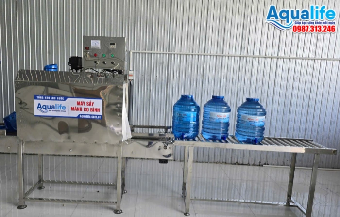 Máy co màng + băng chuyền 2m cho xưởng sản xuất nước đóng bình