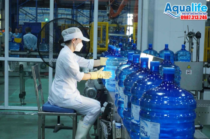 Giữ vệ sinh ATTP từ khâu sản xuất nước uống đóng bình