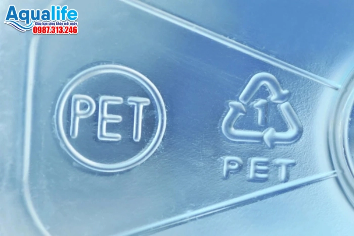 Ký hiệu tam giác kèm số 1 hoặc chữ PET/PETE dưới đáy bình