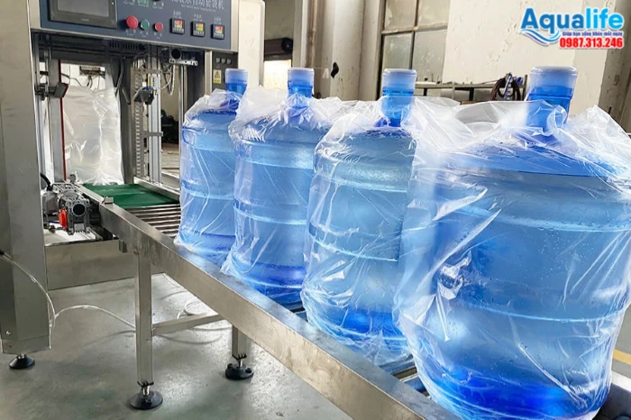 Thành phẩm bình nước 20L bọc màng co bảo vệ trên dây chuyền tự động