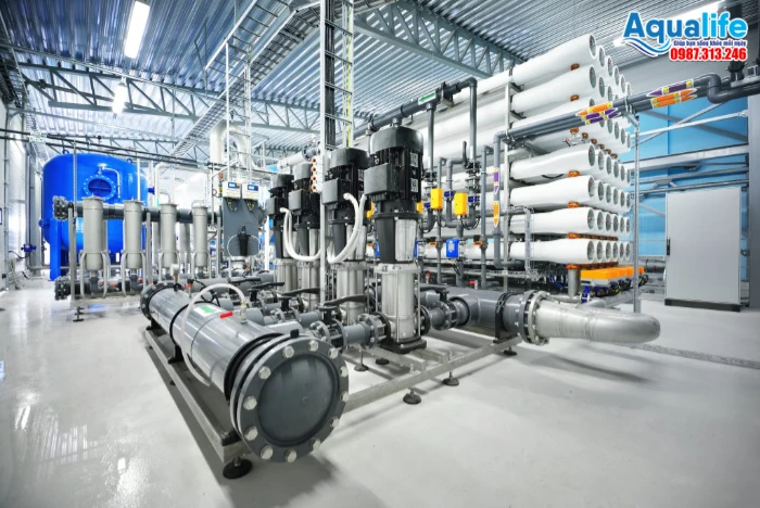 Hệ thống lọc nước RO công suất lớn vận hành ổn định tại xưởng nước sản xuất