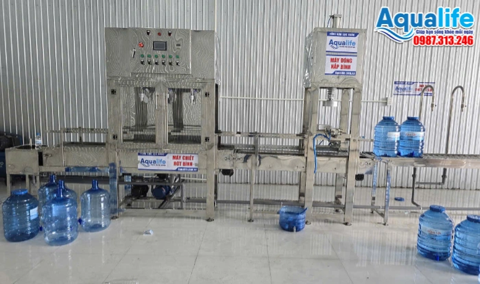 Máy chiết rót và đóng nắp bình nước 20L trong dây chuyền RO