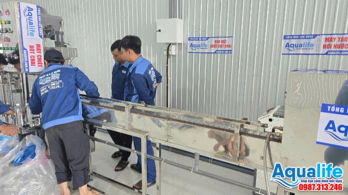 Kỹ thuật viên Aqualife thi công dây chuyền lọc nước đóng chai, đóng bình