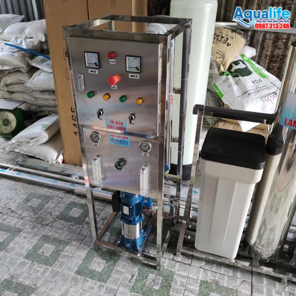 Tủ điện điều khiển và bơm trục đứng áp cao trong hệ thống RO 250l/h màng 4040 Dupont