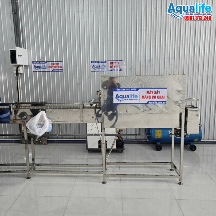 Máy co màng nhiệt chai PET tích hợp trong dây chuyền sản xuất