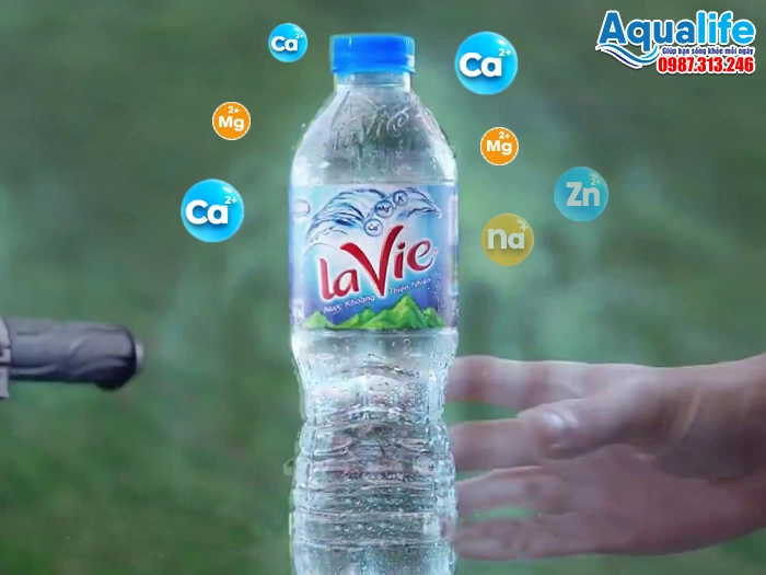 Nước khoáng đóng chai chứa khoáng chất tự nhiên
