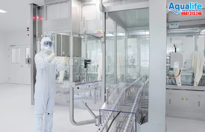 Nhân viên thao tác tại phòng chiết rót vô trùng cleanroom đạt tiêu chuẩn ISO 5