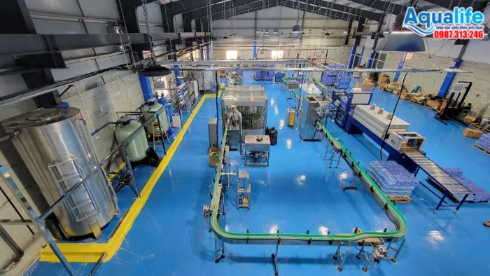 Toàn cảnh xưởng sản xuất nước tinh khiết với thiết kế sàn epoxy đạt chuẩn vệ sinh
