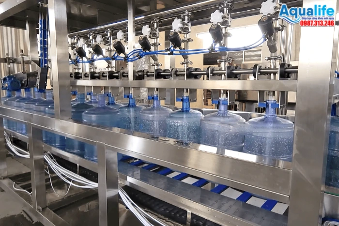 Dàn vòi chiết rót bình nước 20L tự động bằng inox 304 trong phòng vô trùng