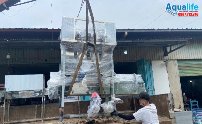 Aqualife cẩu vận chuyển thiết bị lọc nước công nghiệp giao tận nơi cho khách hàng