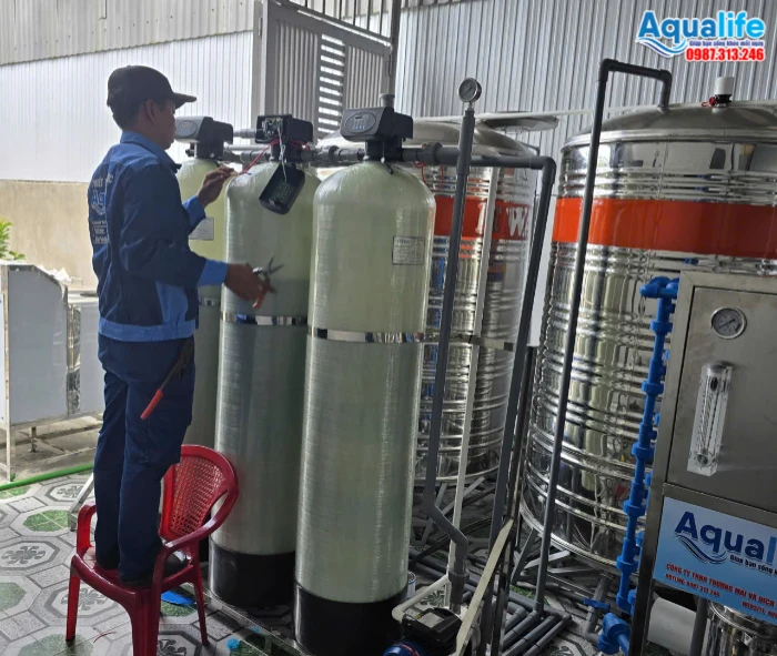 Kỹ thuật viên Aqualife đang thi công lắp đặt hệ thống lọc nước đóng chai đóng bình trọn gói