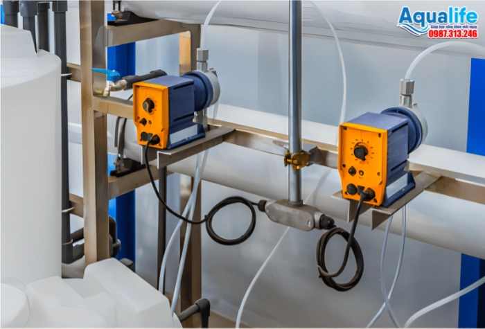 Cụm bơm định lượng châm hóa chất chống cáu cặn bảo vệ màng RO công nghiệp