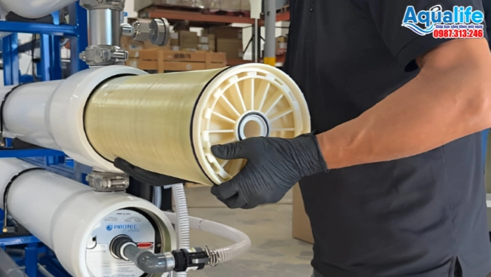 Hướng dẫn đo độ TDS Và pH nước đóng bình bằng thiết bị cầm tay 7 Thay thế màng RO công nghiệp để xử lý chỉ số TDS nước đóng bình vượt ngưỡng