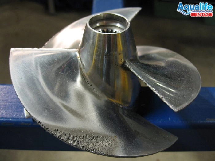 Bề mặt cánh bơm trục đứng RO bị rỗ mòn hư hại nghiêm trọng do hiện tượng xâm thực khí cavitation