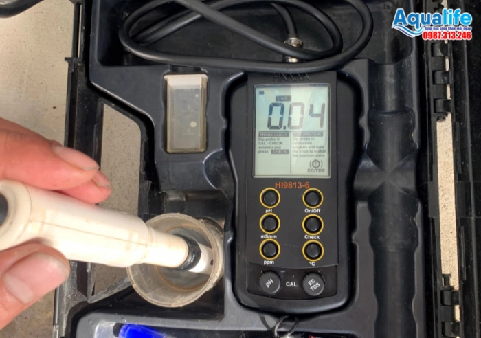 Đo kiểm tra độ dẫn điện conductivity và chỉ số TDS nước lọc RO
