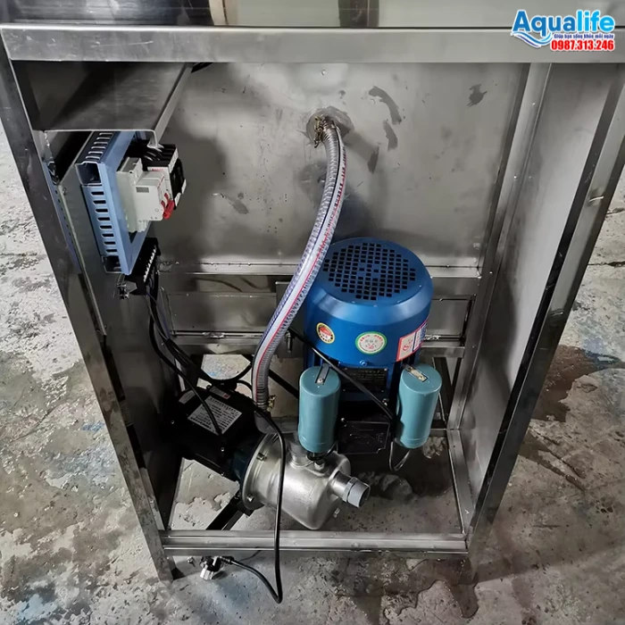 Khoang động cơ bơm nước và tủ điện điều khiển máy rửa bình 20L bán tự động