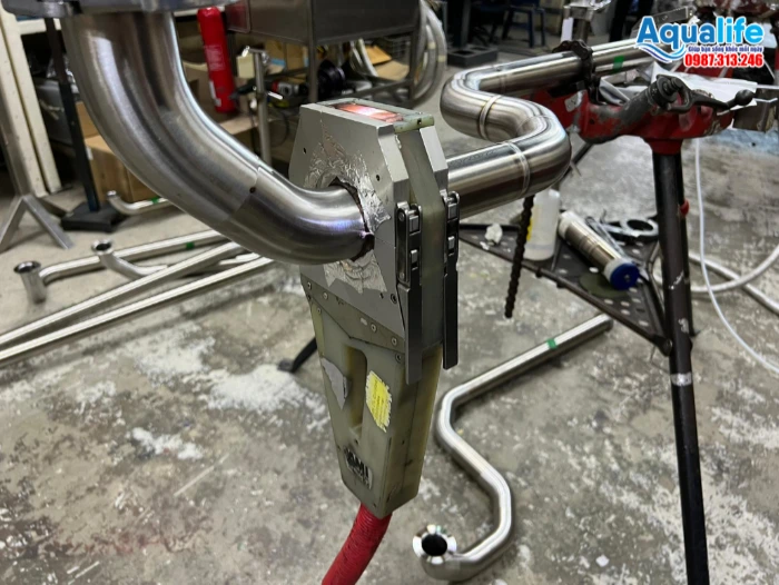 Hệ Thống Lọc Nước RO Công Nghiệp Cho Nhà Máy Dược Phẩm Chuẩn Dược Điển & GMP 6 Gia công đường ống vi sinh inox 316L hàn quỹ đạo orbital cho hệ thống RO dược phẩm