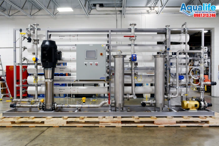 Hệ thống màng lọc RO công nghiệp đa tầng và tủ điện PLC xử lý nước giếng khoan Aqualife