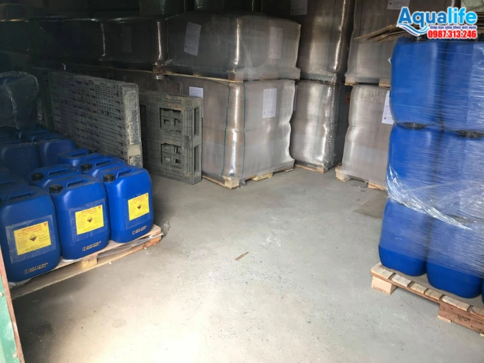 Cách tính liều lượng châm hóa chất Maxtreat 9206 cho hệ thống RO 6 Các can hóa chất Maxtreat 9206 quy cách 35kg xếp trên pallet tại kho hóa chất lọc nước Aqualife