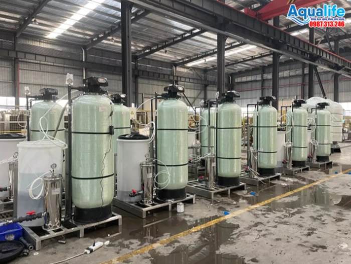 Dãy hệ thống cột lọc àm mềm nước và thùng muối hoàn nguyên xưởng công nghiệp