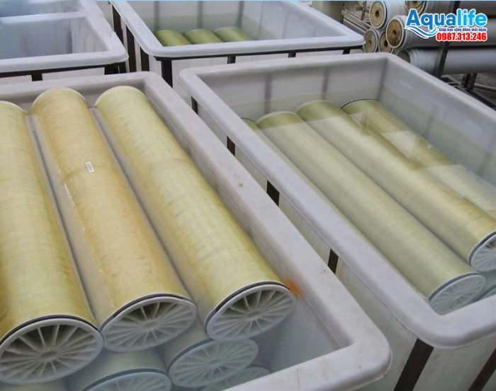 Hướng dẫn sử dụng hóa chất Maxtreat 9206 – Tẩy rửa màng RO đúng kỹ thuật 6 Các màng lọc RO công nghiệp được ngâm trong dung dịch Maxtreat 9206 để tách cặn vi sinh