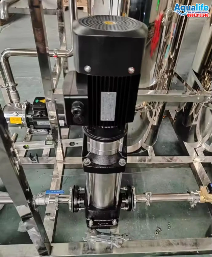 Căn chỉnh bu lông cố định chân đế bơm trục đứng trên khung bệ bọc inox hệ thống RO