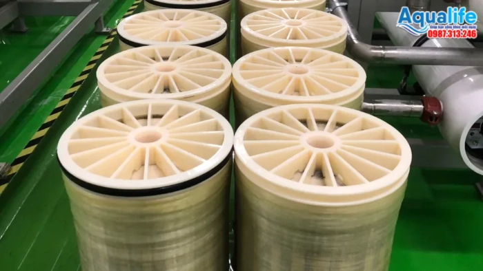 Cách khử clo dư nước thủy cục trước khi vào màng RO 1 Dàn lõi màng lọc RO công nghiệp mới cần được khử clo dư bảo vệ