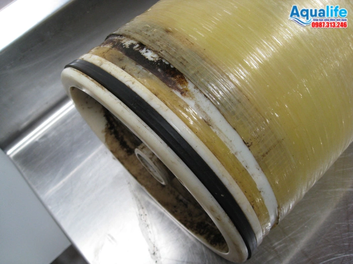 Cận cảnh đầu màng RO công nghiệp bị bám cáu cặn bùn sét và màng nhầy sinh học biofouling