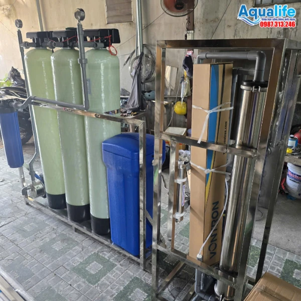 Máy lọc nước RO công nghiệp 250 l/h tự động chuẩn BYT 15 Cận cảnh vỏ và màng lọc RO 4040 của hệ thống lọc nước công nghiệp 250 lít/giờ