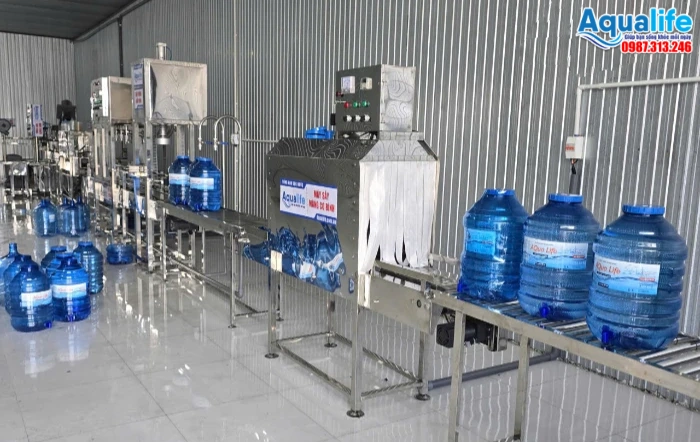 Máy sấy màng co bình 20L bằng nhiệt kết nối băng tải xưởng nước