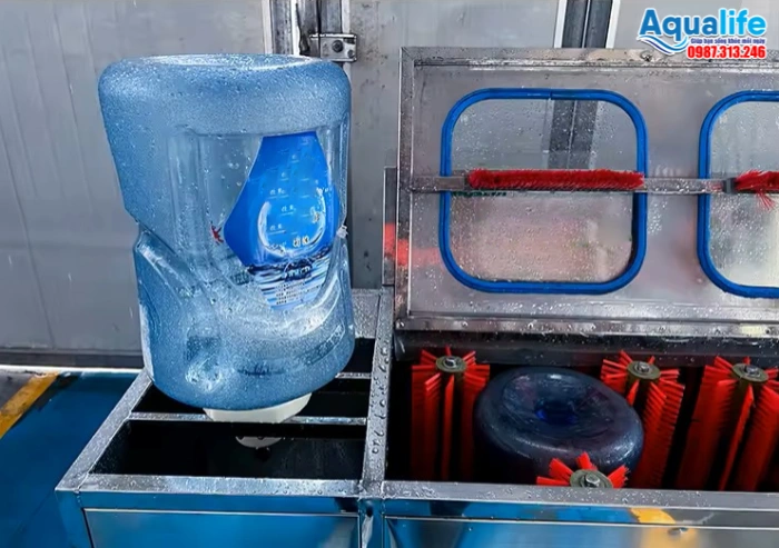 Thao tác rửa trong và ngoài vỏ bình 20L trên bàn rửa bán tự động Aqualife