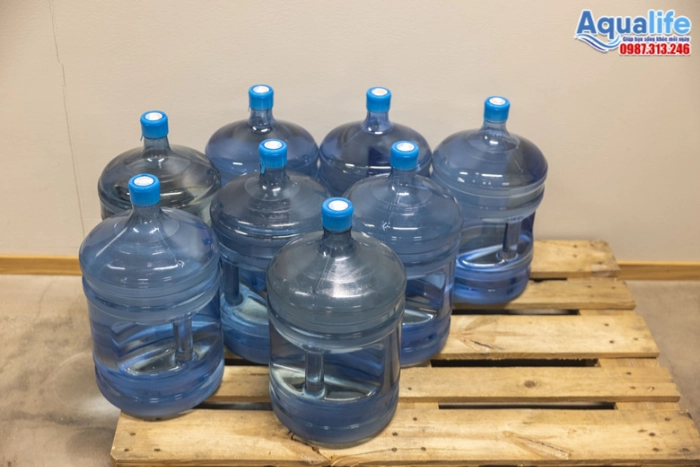 Tập kết vỏ bình 20L thu hồi trên pallet gỗ trước khi đưa vào bàn rửa