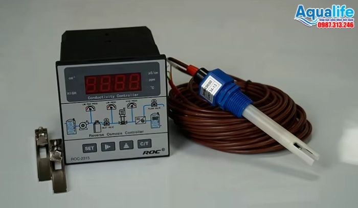 Vai Trò Của Đồng Hồ Đo Lưu Lượng Và Độ Dẫn Điện Trong Hệ Thống RO 6 Cảm biến đo dẫn điện online và màn hình hiển thị trên tủ điều khiển hệ thống RO