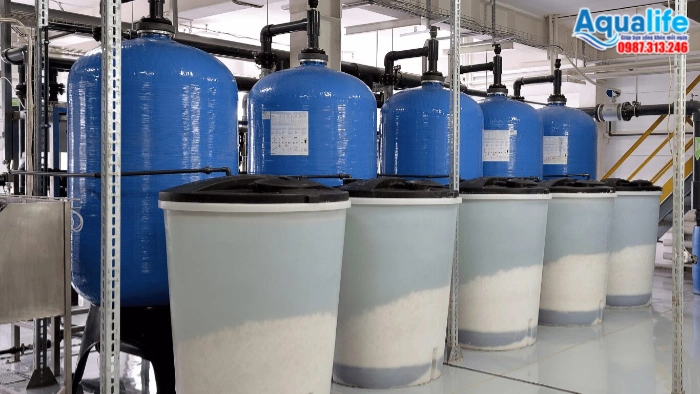 Sơ Đồ Khối Hệ Thống Sản Xuất Nước Tinh Khiết Chuẩn Công Nghiệp 3 Dãy cột làm mềm nước Cation và thùng muối hoàn nguyên hạt nhựa RO Aqualife